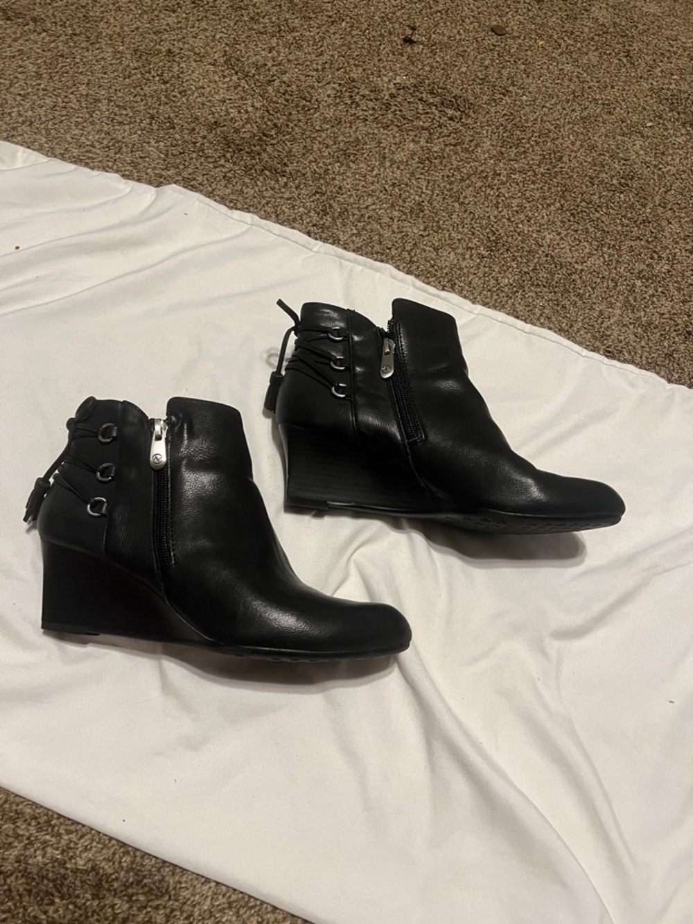 Adrienne Vittadini black leather booties. Zip closure   Never worn - Picture 3 of 7